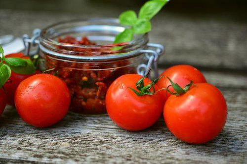 Tomates séchées mises dans un bocal en verre