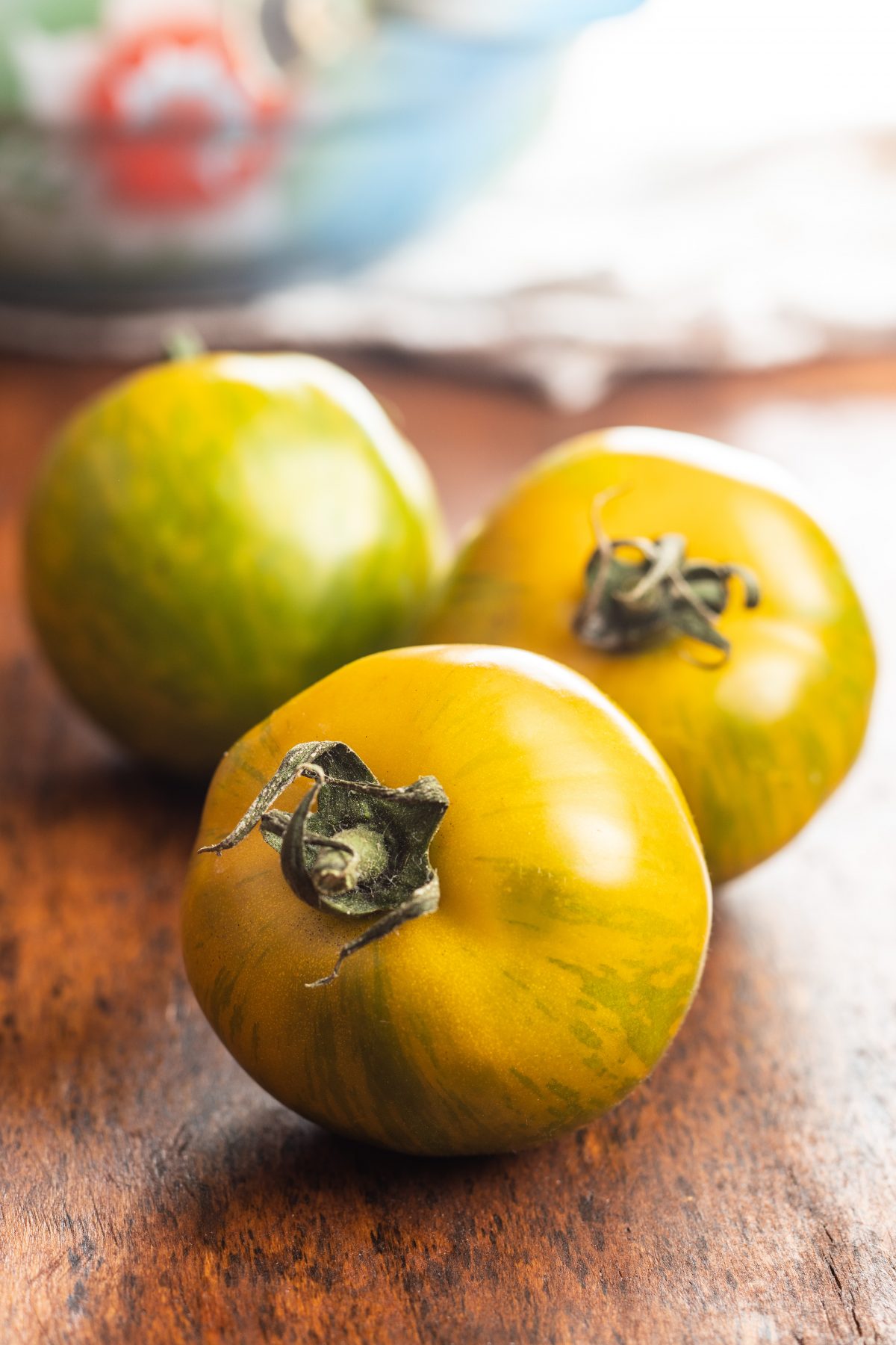 tomate green zebra sur une table