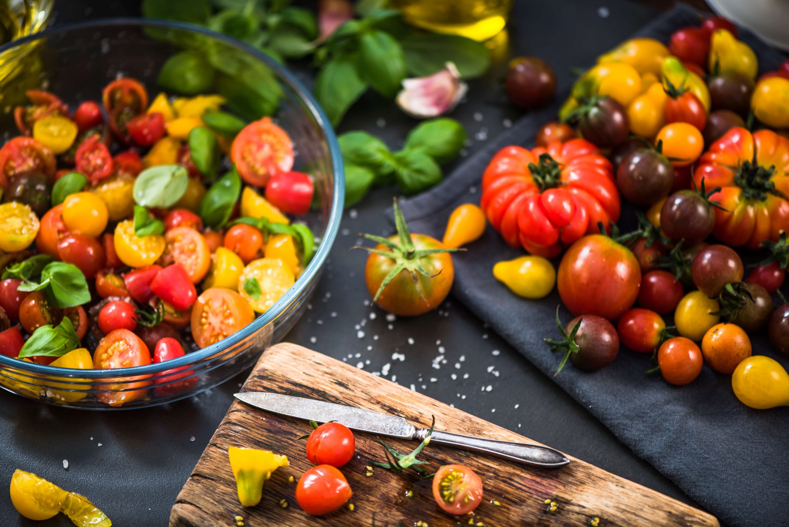 Préparation d'une salade de tomates colorées.