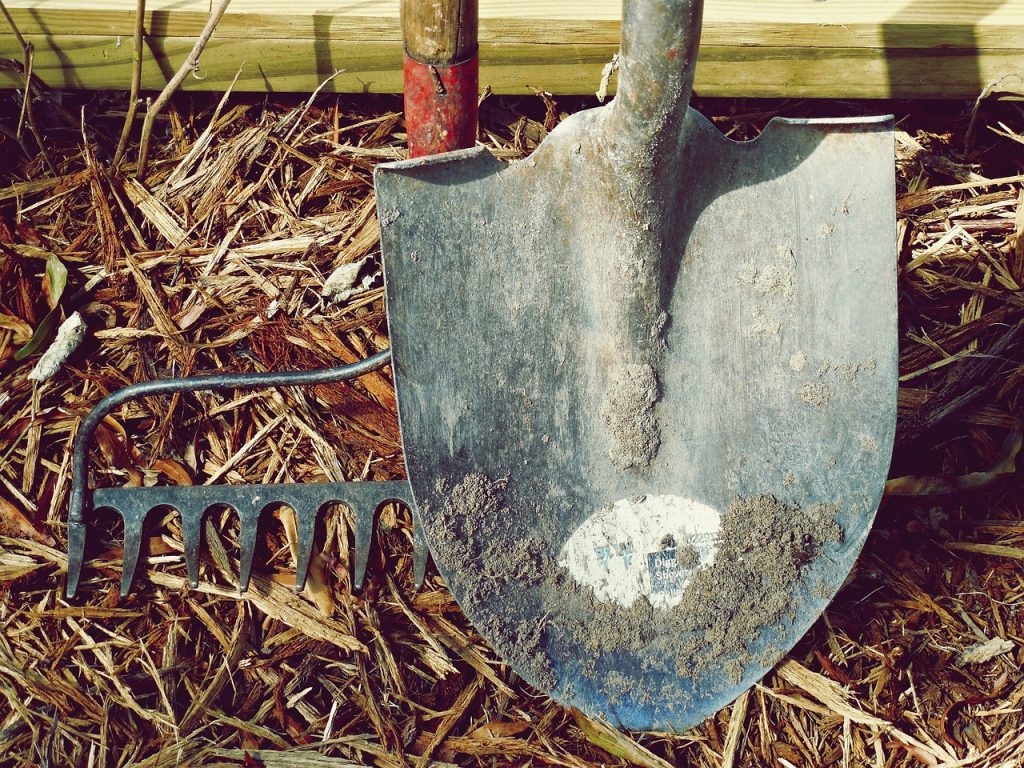 pelle et râteau, outils de jardin