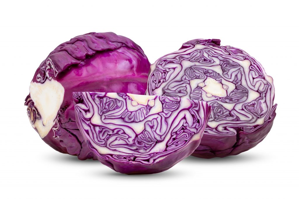 deux choux rouges dont 1 coupé en deux.